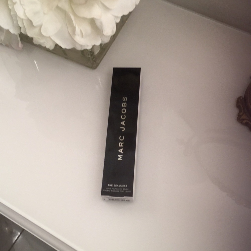 Marc Jacobs Foundation Brush the Seamless #4